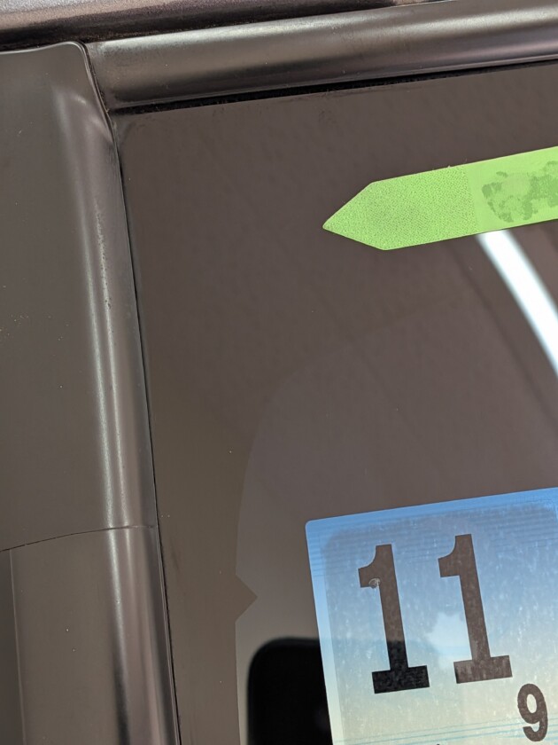 N-BOX黒い所のひび割れ