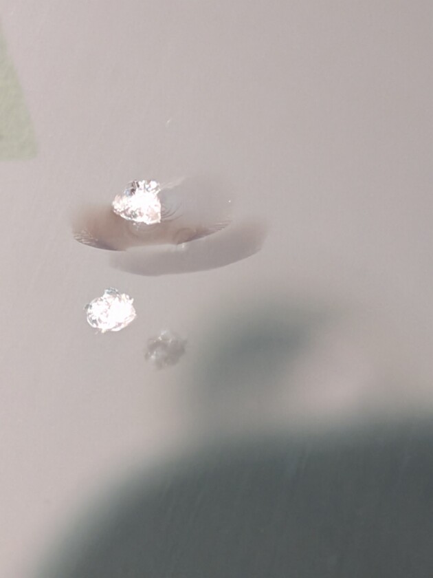 ヴェゼルひび割れ2つ