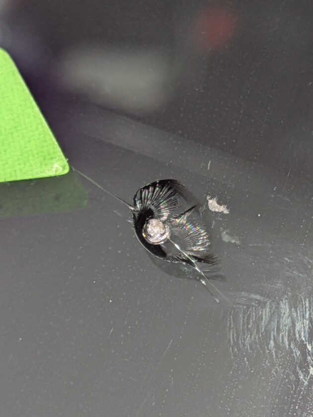 デリカD5ウインドリペア1.7cmのひび割れ