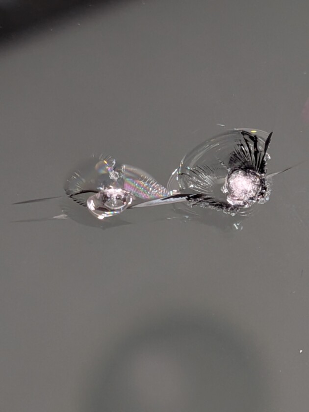 フリード衝撃点2つ2.3cmのひび割れ