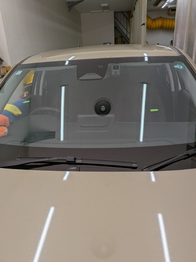 ヴェゼルひび割れ2つ