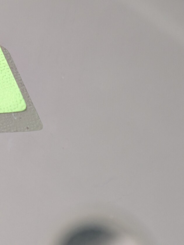 ヴェゼルひび割れ2つ