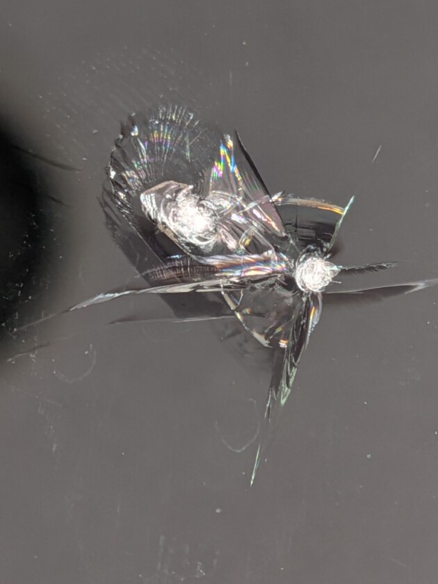 ヴォクシー衝撃点2つの2.2cmのひび割れ