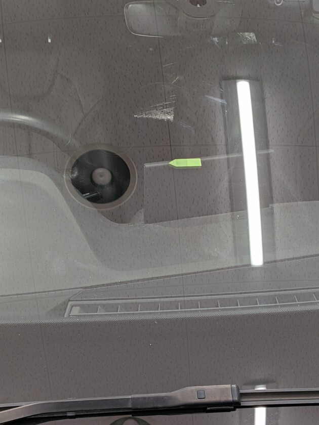 アウディQ2ウインドリペア1cmのひび割れ