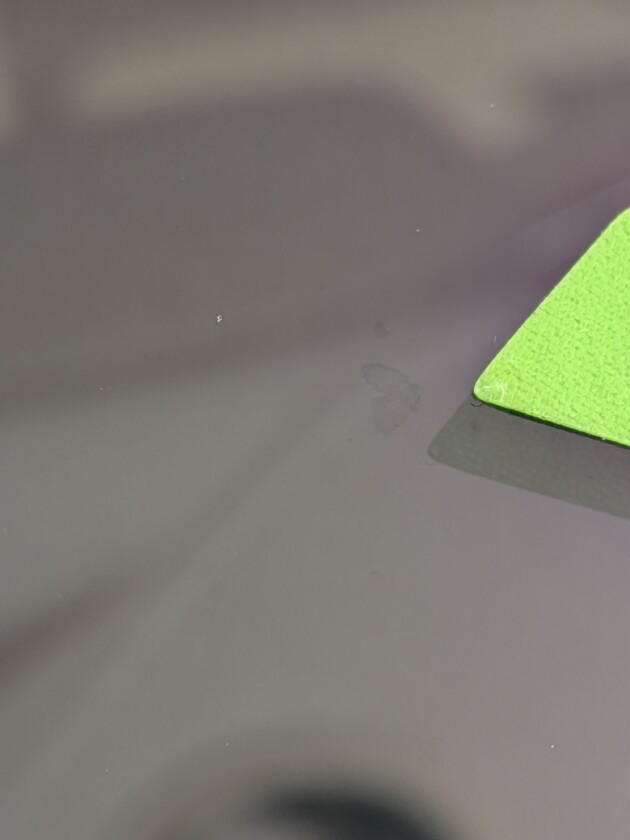 ランクル300ウインドリペア8mmのひび割れ