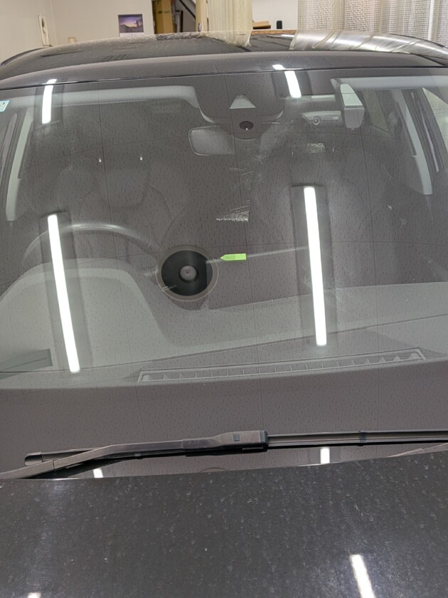 アウディQ2ウインドリペア1cmのひび割れ