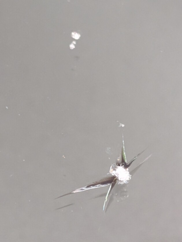 プリウス1.3cmのひび割れ