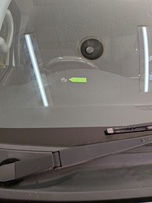 ハイエース1.8cmに2つのひび割れ