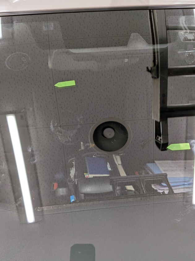 ハイエースひび割れ2か所