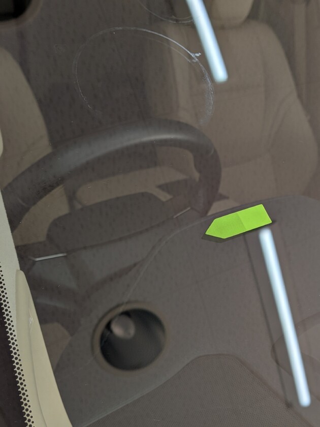 ランクル300ウインドリペア8mmのひび割れ