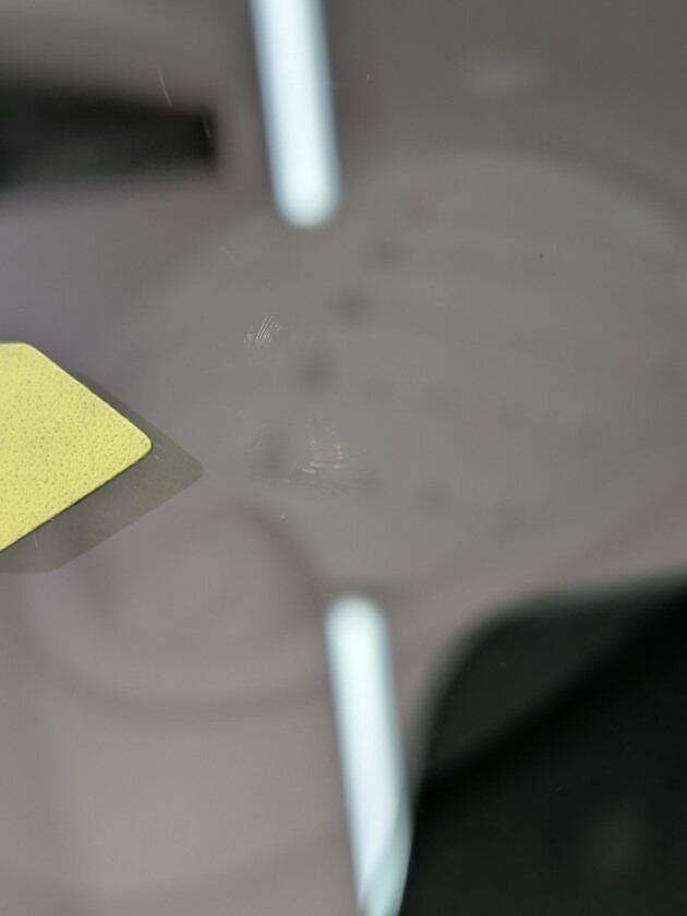 ミニクーパー1cmのひび割れ