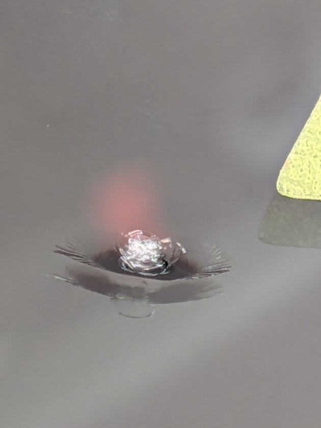 アウディA4ウインドリペア8mmのひび割れ