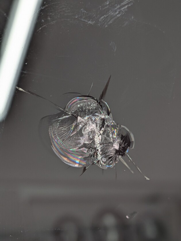 ヴェルファイア3cm衝撃点2つのひび割れ