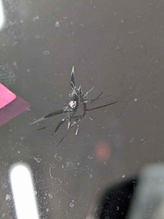 ヴォクシー直径1.7cmのひび割れ
