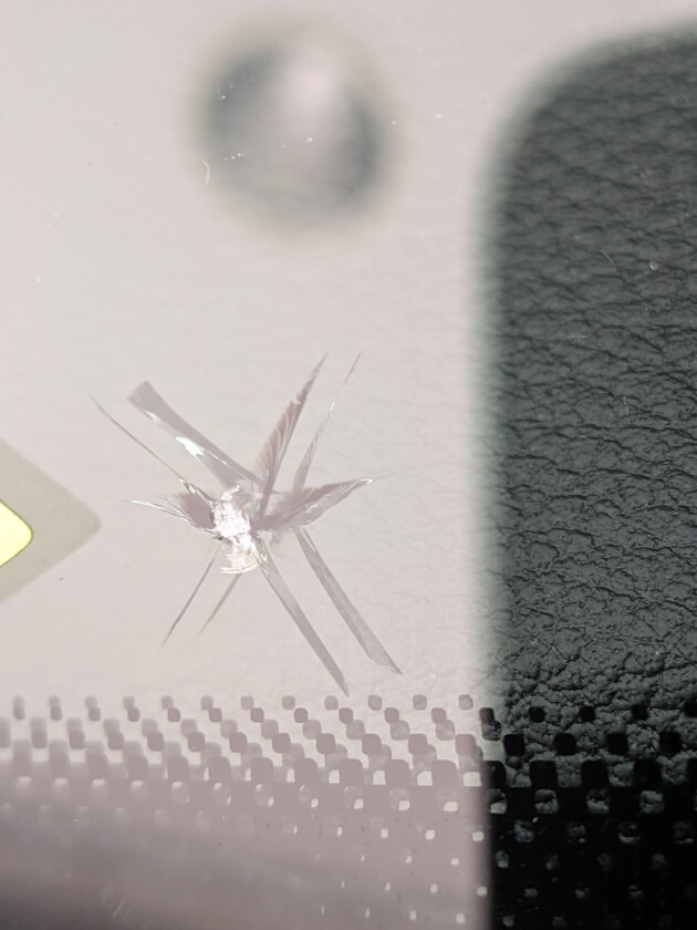 アウディQ5飛び石1.9cmのひび割れ