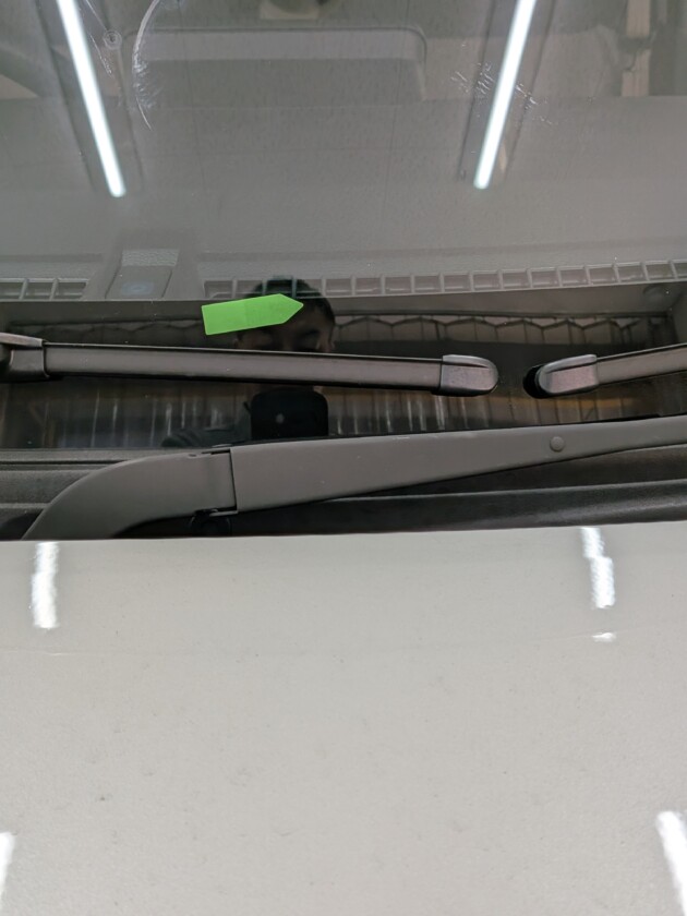 N-BOX黒い所のひび割れ