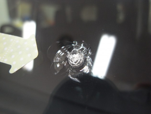 フロント ガラス 飛び石 修理