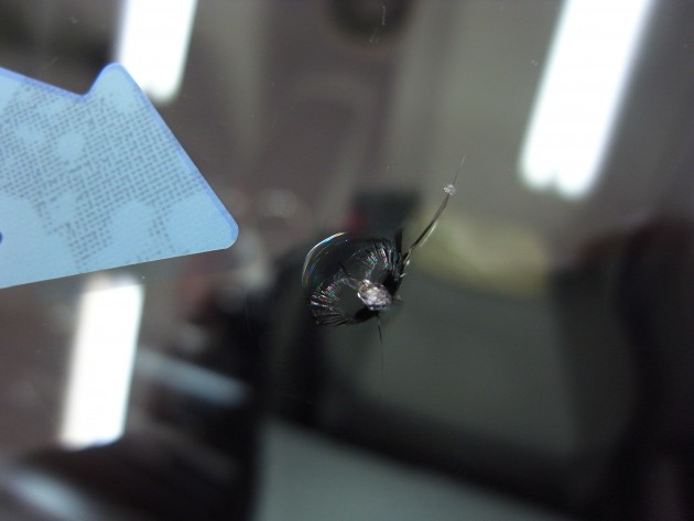 自動車ガラス 飛び石 ヒビ 修理