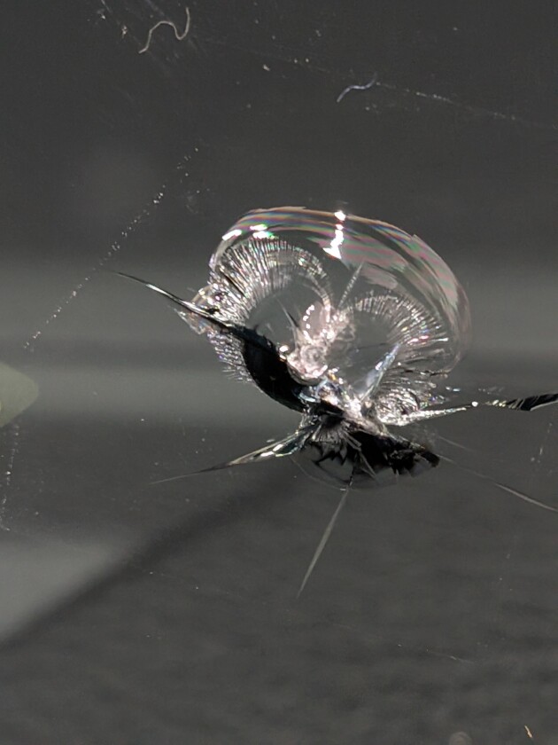 クロスビー衝撃点2つのひび割れ2.3cm
