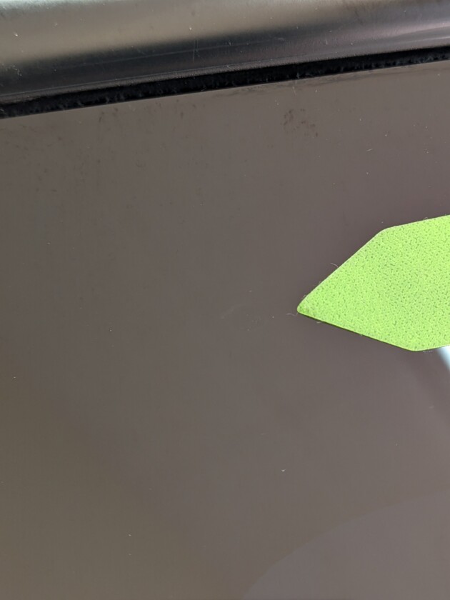 N-BOX黒い所のひび割れ