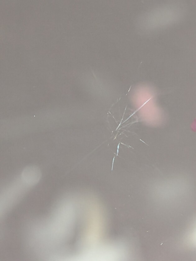 ヴォクシー直径1.7cmのひび割れ