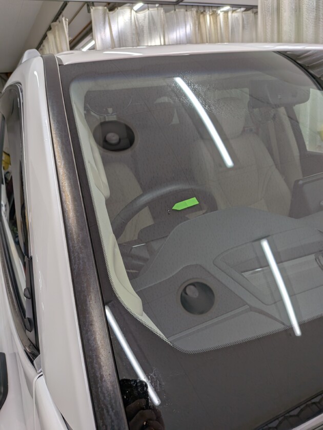 ランクル300ウインドリペア8mmのひび割れ