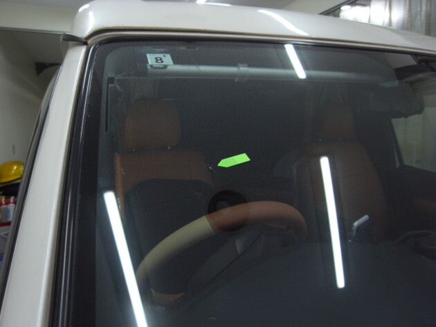 名神高速道路での飛び石。
運転席右側の飛び石被害です。