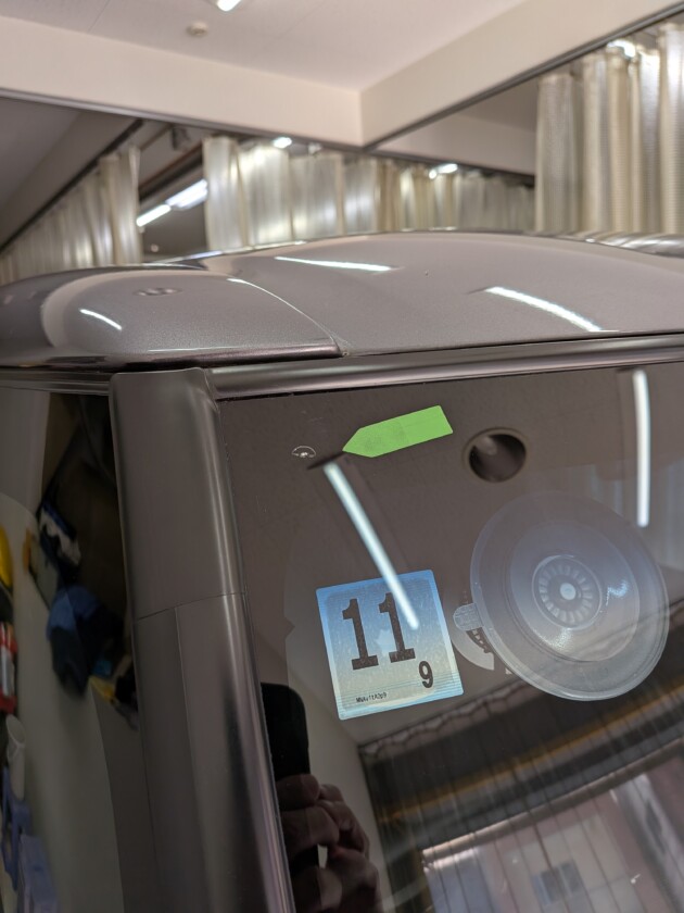 N-BOX黒い所のひび割れ