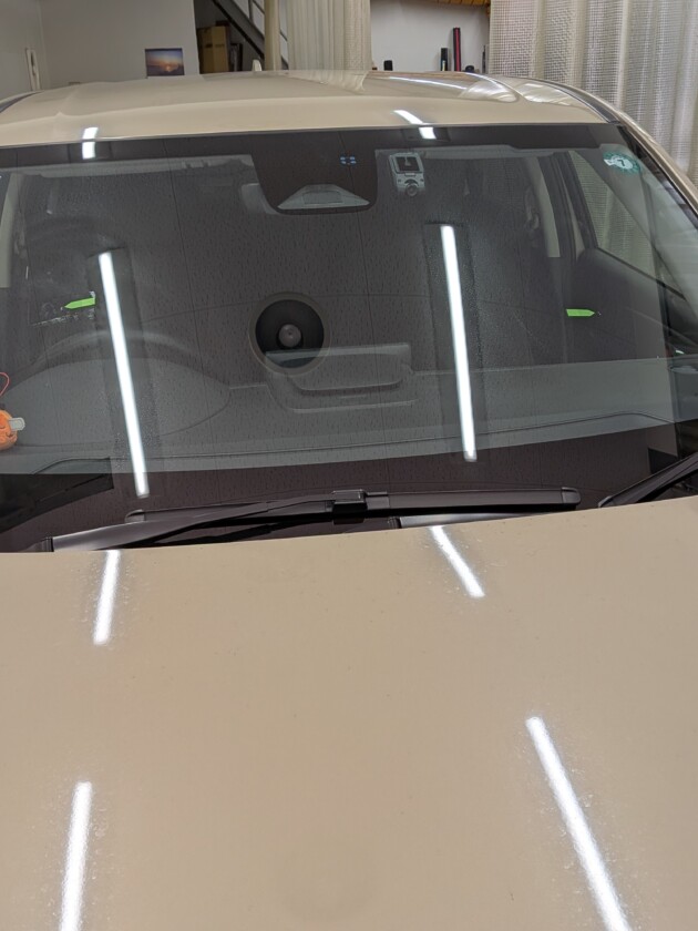 ヴェゼルひび割れ2つ