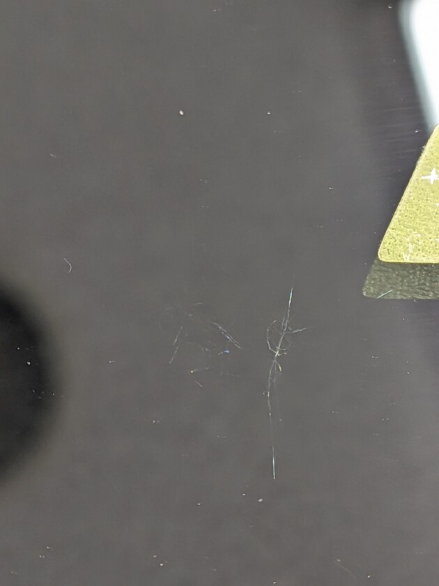 ヴォクシー衝撃点2つの2.2cmのひび割れ