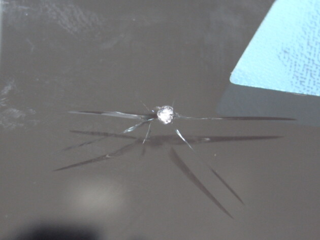 ヴォクシー　フロントガラス　飛び石